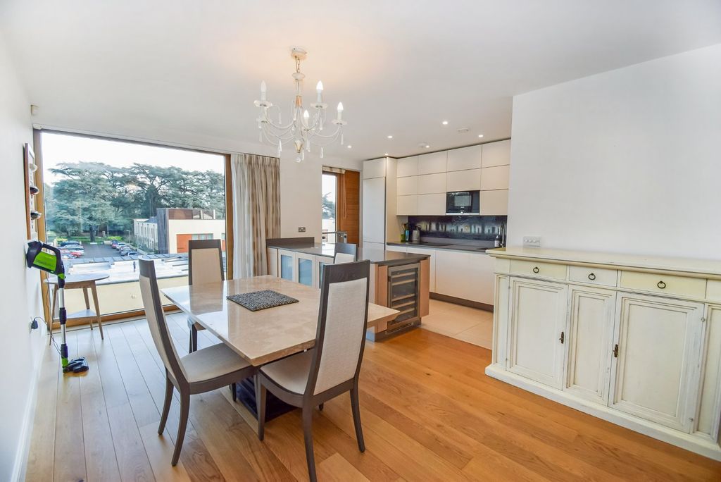 Property photo 3 of 18 Dining/Kitchen