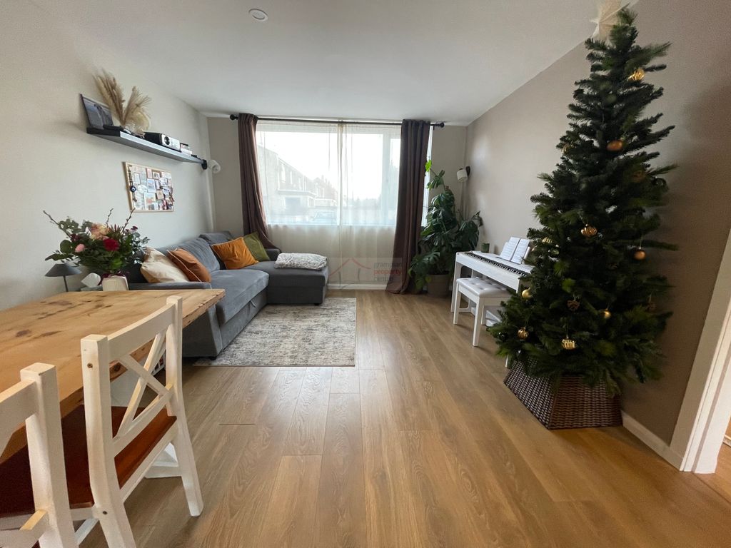 Property photo 2 of 21 Lounge A.Jpg