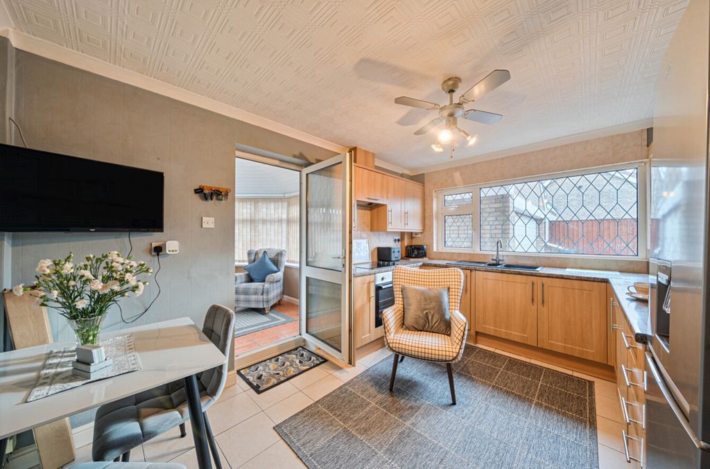 Property photo 3 of 19 1386492-4-692d896Aaef7B-Arw-1