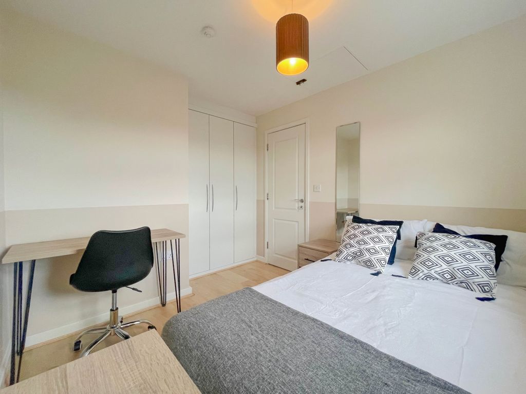 Property photo 2 of 6 Bed 4