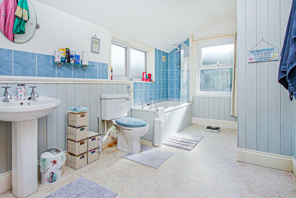 Property photo 3 of 12 Bathroom