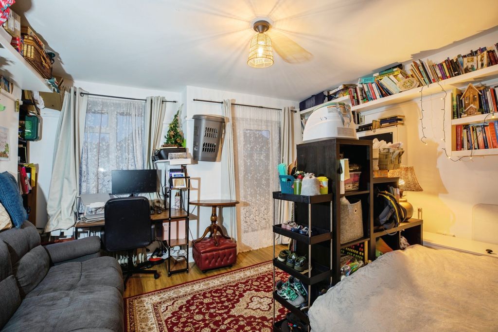 Property photo 2 of 9 Living Room/Bedroom