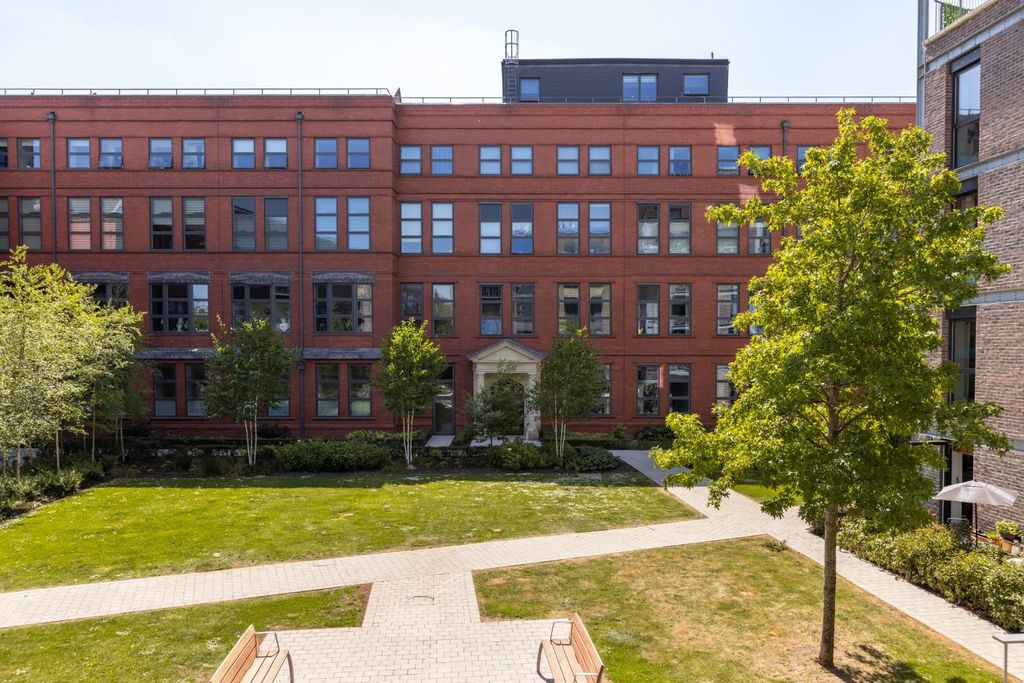 Property photo 2 of 12 39 Regent House-11.Jpg