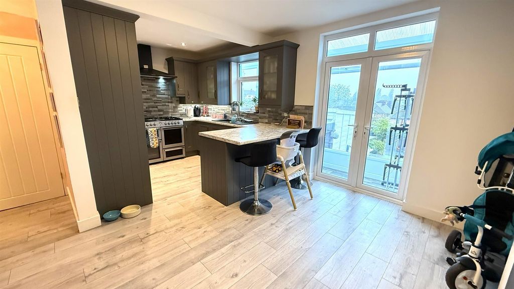 Property photo 3 of 14 Kitchen/Dining Room