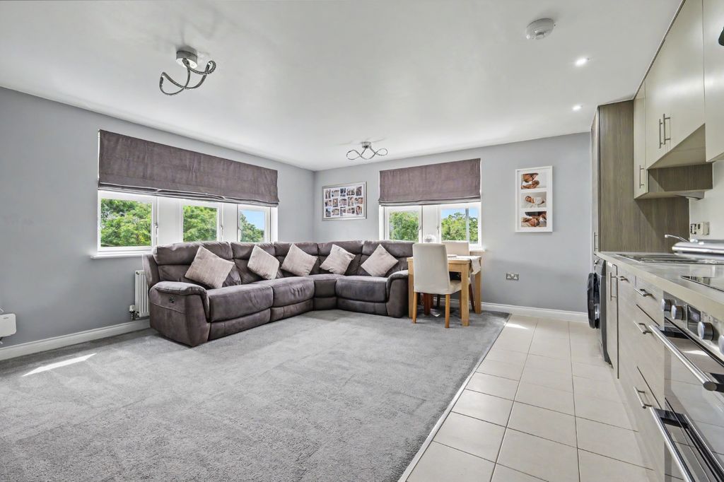 Property photo 2 of 12 5195453