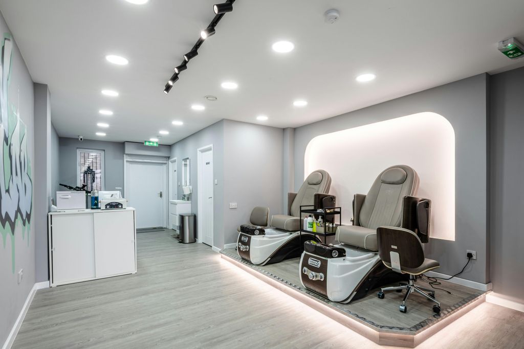 Property photo 2 of 22 Cambridge Heath Rd 493 New - Low Res 3.Jpg