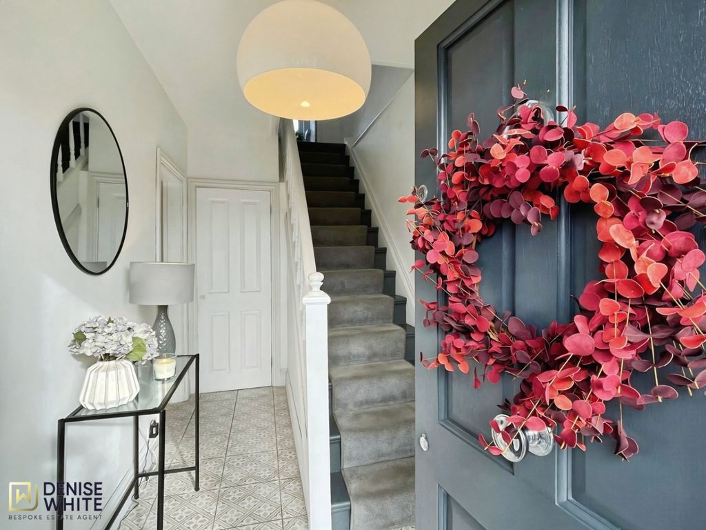 Property photo 3 of 34 Entrance Hall