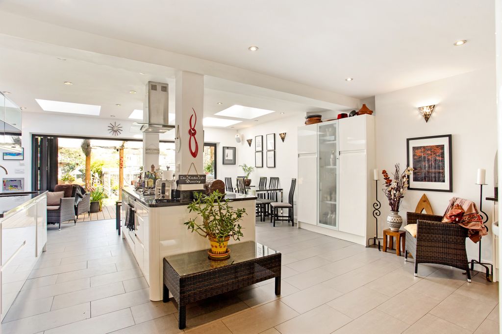 Property photo 2 of 16 91 Arundel Road Kitchen 2