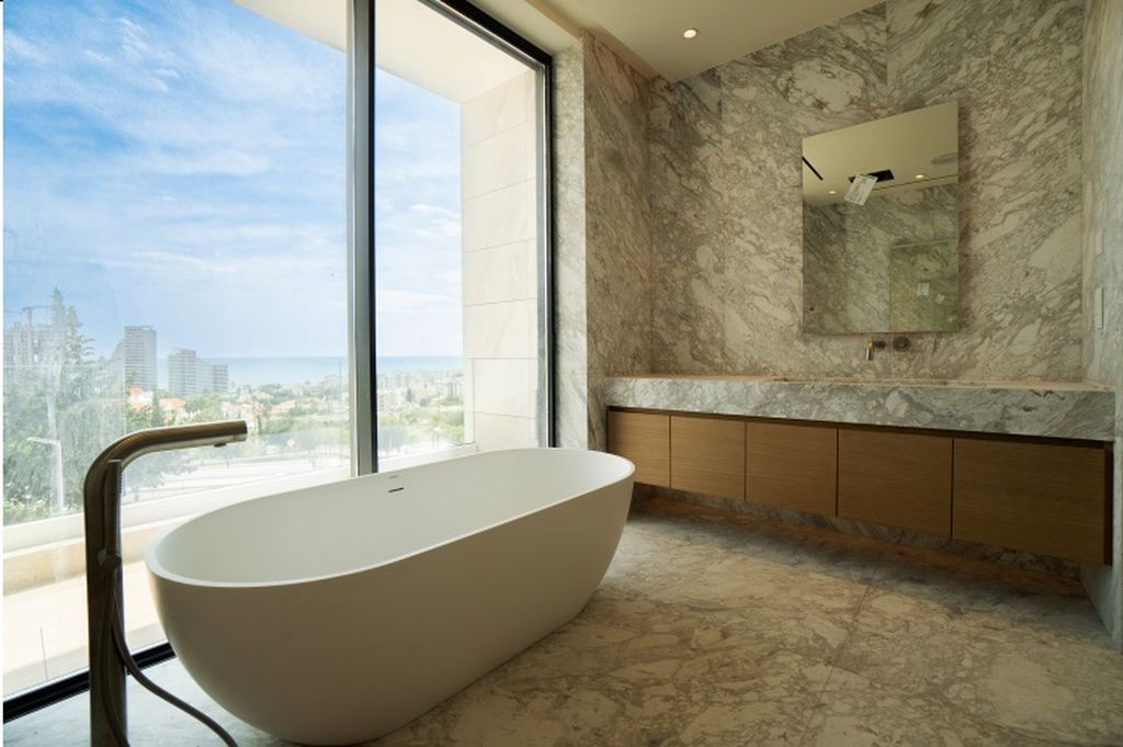 Property photo 3 of 20 Bathroom