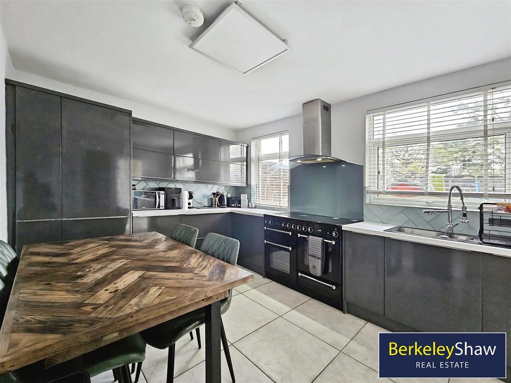 Property photo 2 of 11 Kitchen