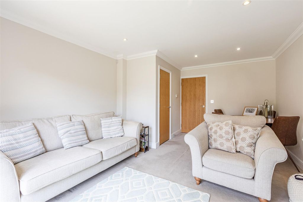 Property photo 2 of 13 2 Kings Terrace, Kt14 7Ap - 10.Jpg