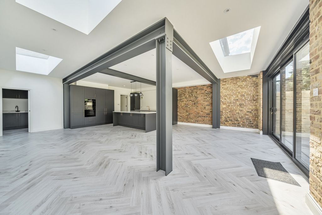 Property photo 3 of 16 1325892-23-687A70...