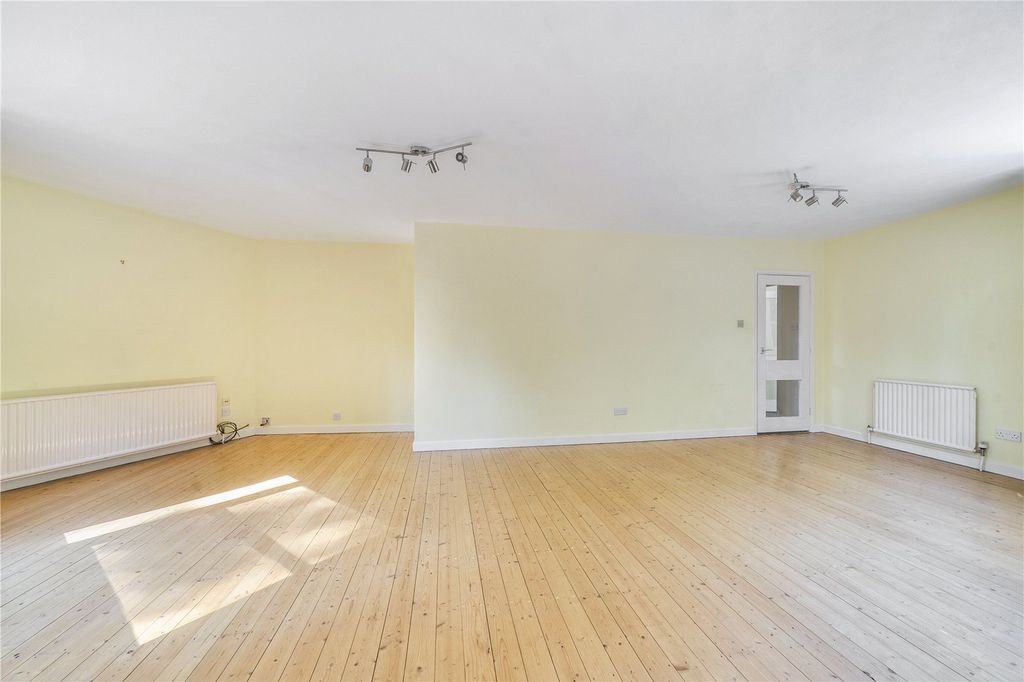 Property photo 2 of 14 Picture No. 18