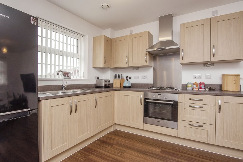 Property photo 3 of 8 Kitchen