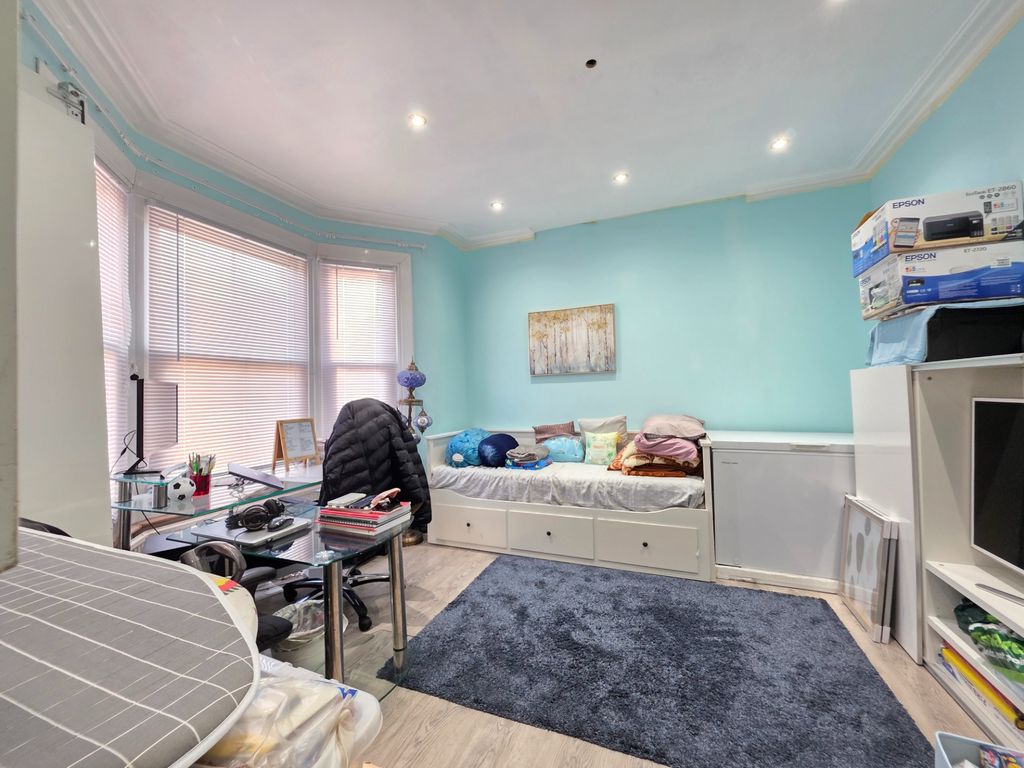 Property photo 3 of 16 Photo 6