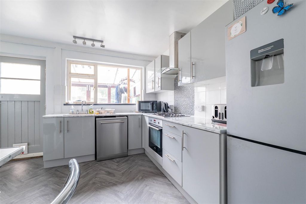 Property photo 3 of 20 Kitchen