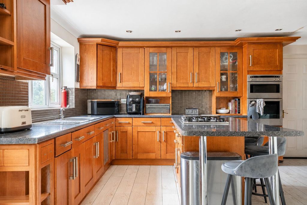 Property photo 3 of 17 Kitchen