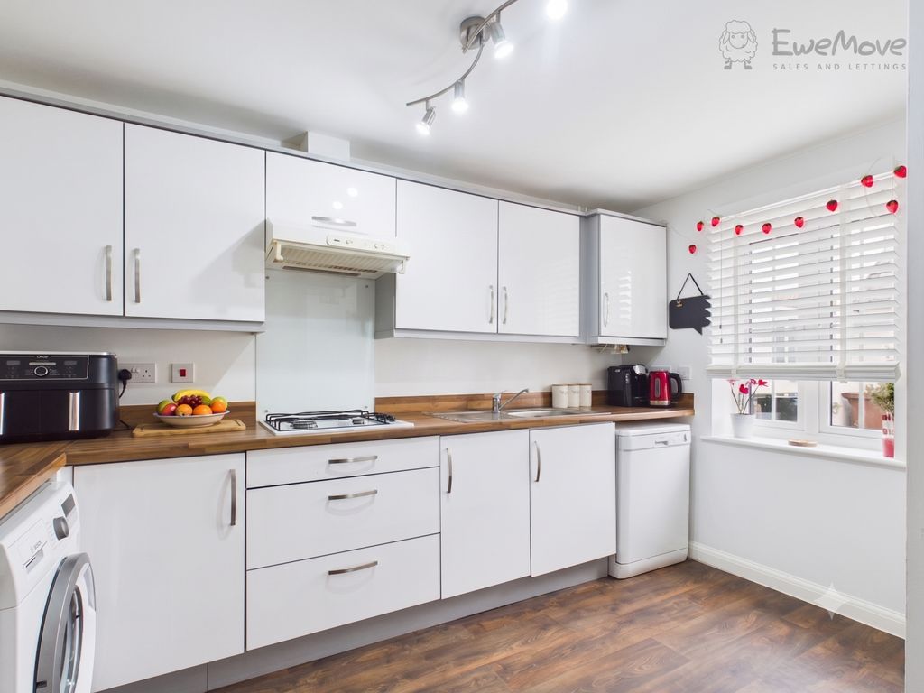 Property photo 3 of 14 Kitchen 1