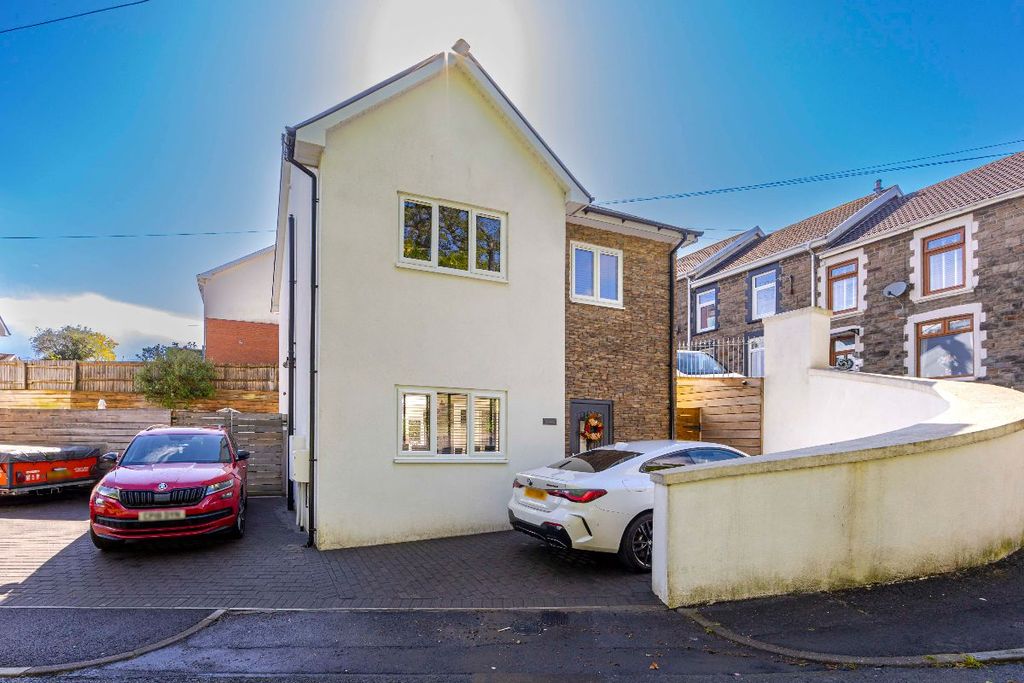 Property photo 3 of 54