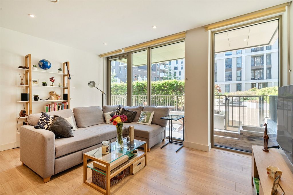 Property photo 2 of 15 Lounge