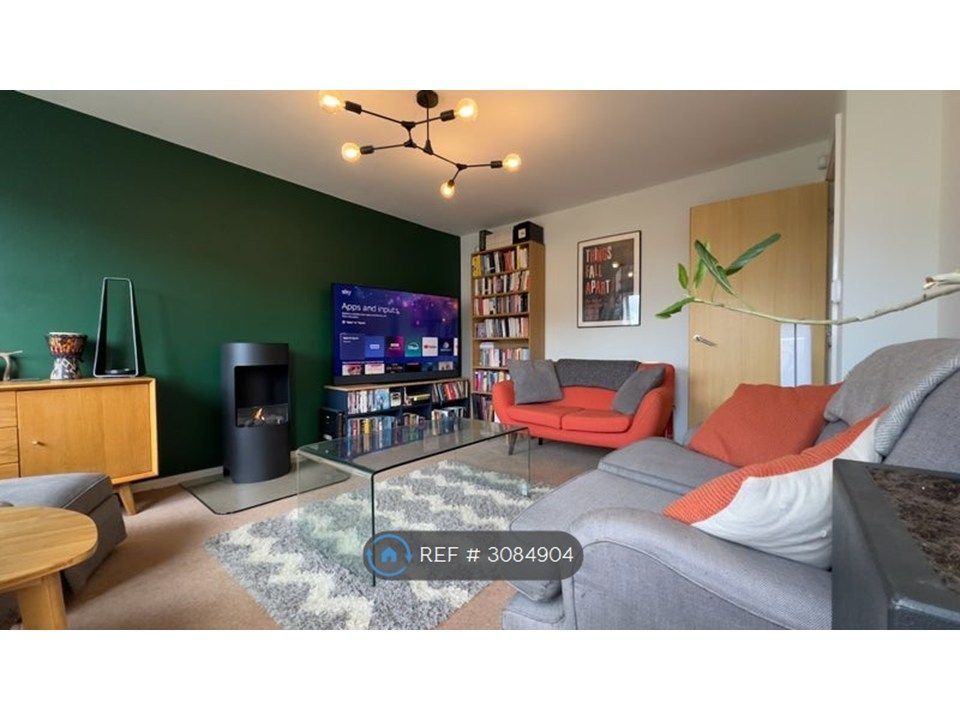 Property photo 1 of 7 Shared Living Room