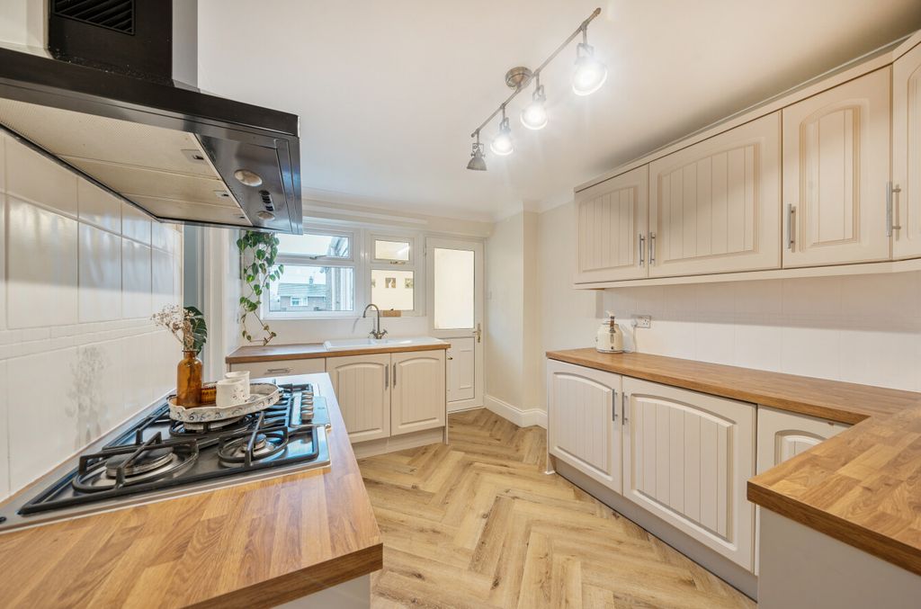 Property photo 2 of 11 1408898-7-6981d0d...