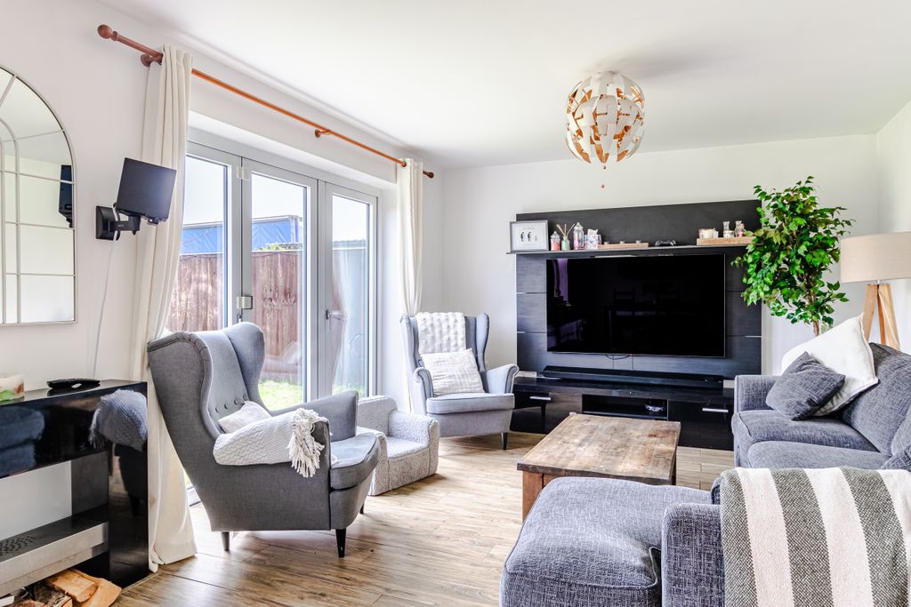 Property photo 2 of 28 Lounge1