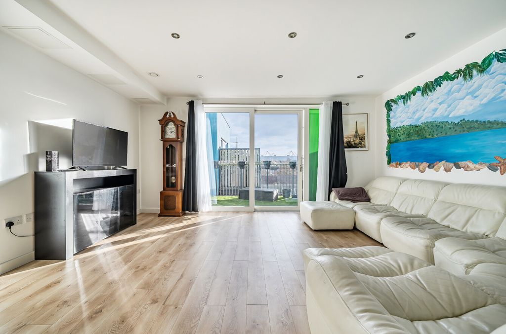 Property photo 3 of 12 1396989-10-695E69...