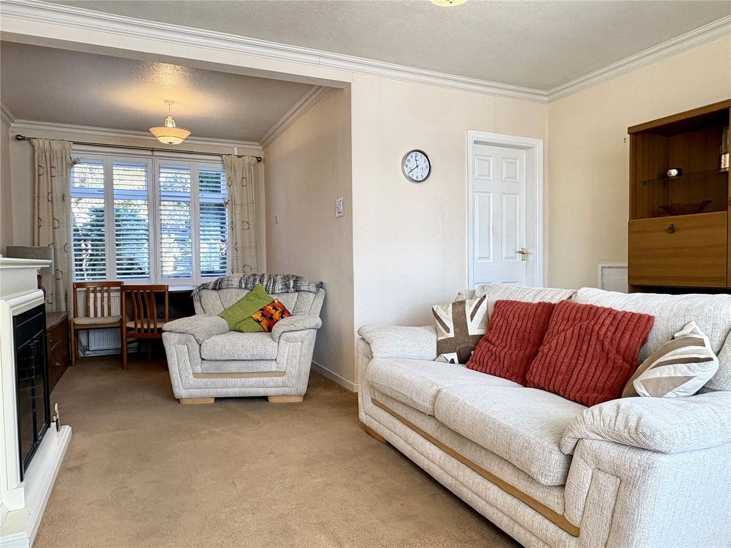 Property photo 3 of 17 Lounge