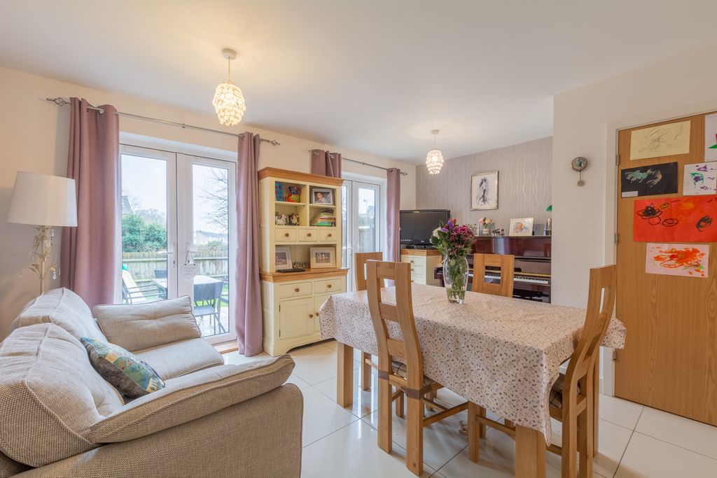 Property photo 2 of 20 65 Hollybrook Mews (4)