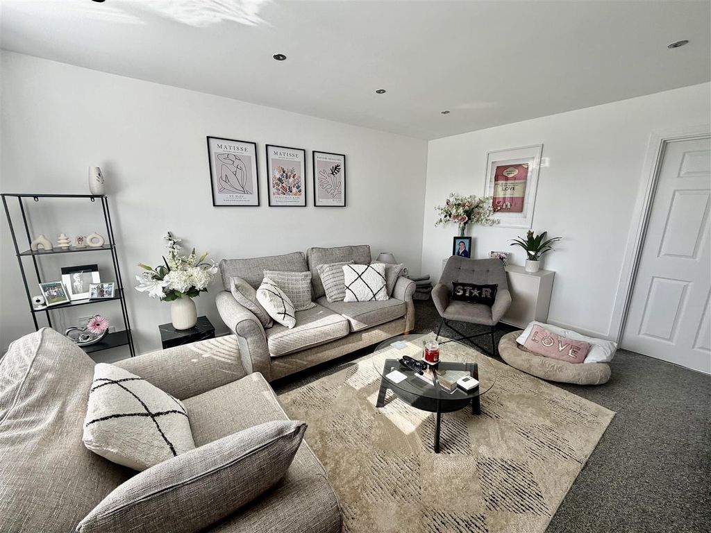 Property photo 2 of 18 Lounge