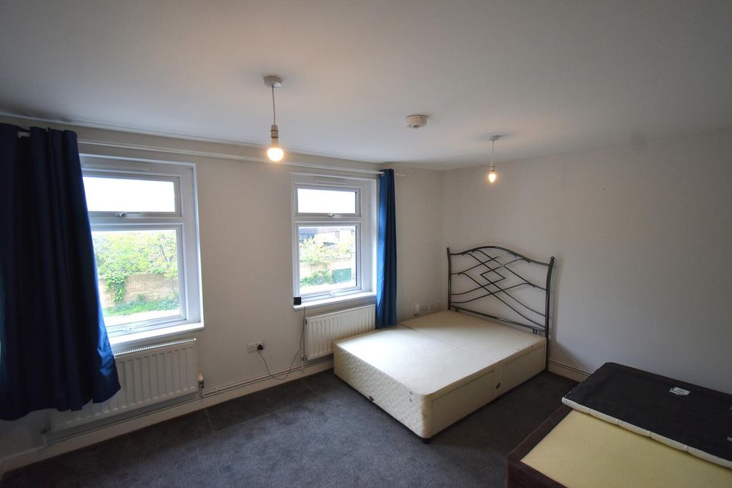 Property photo 2 of 5 Bedroom