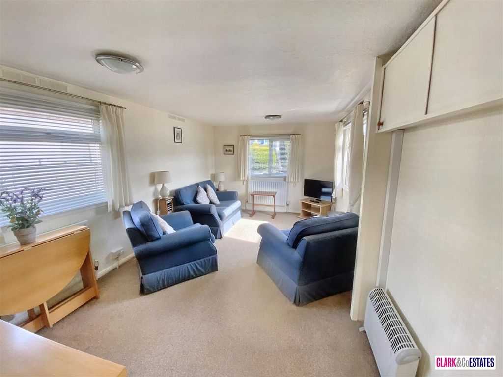 Property photo 2 of 8 Lounge