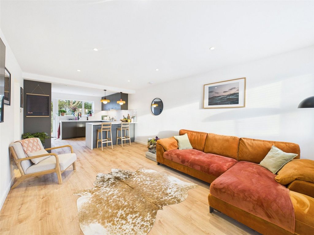 Property photo 2 of 19 Picture No. 11