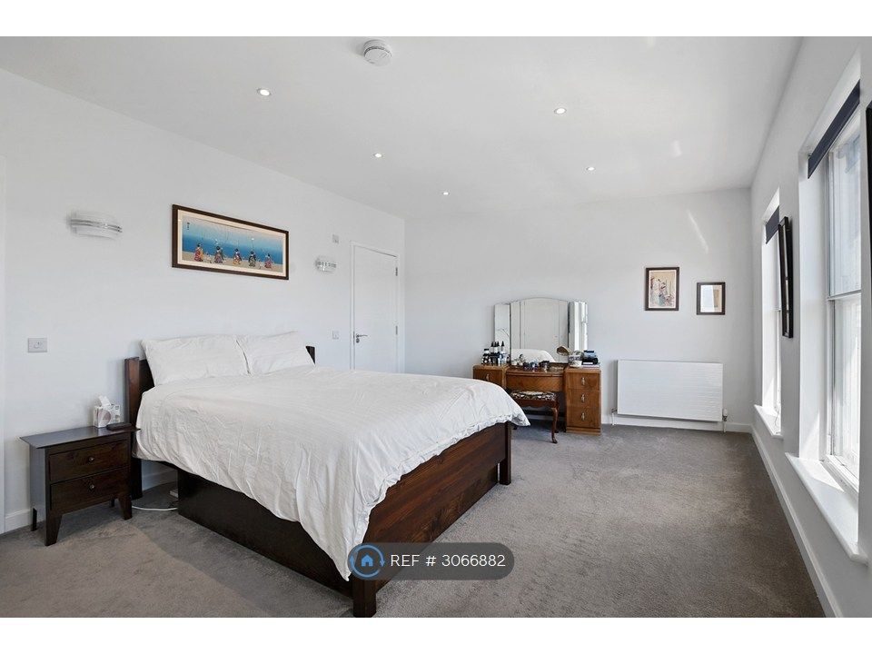 Property photo 2 of 8 Master Bedroom