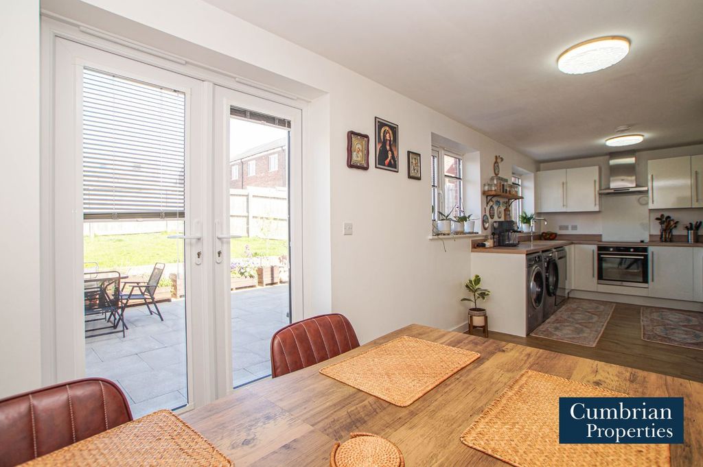 Property photo 3 of 22 Dining Kitchen