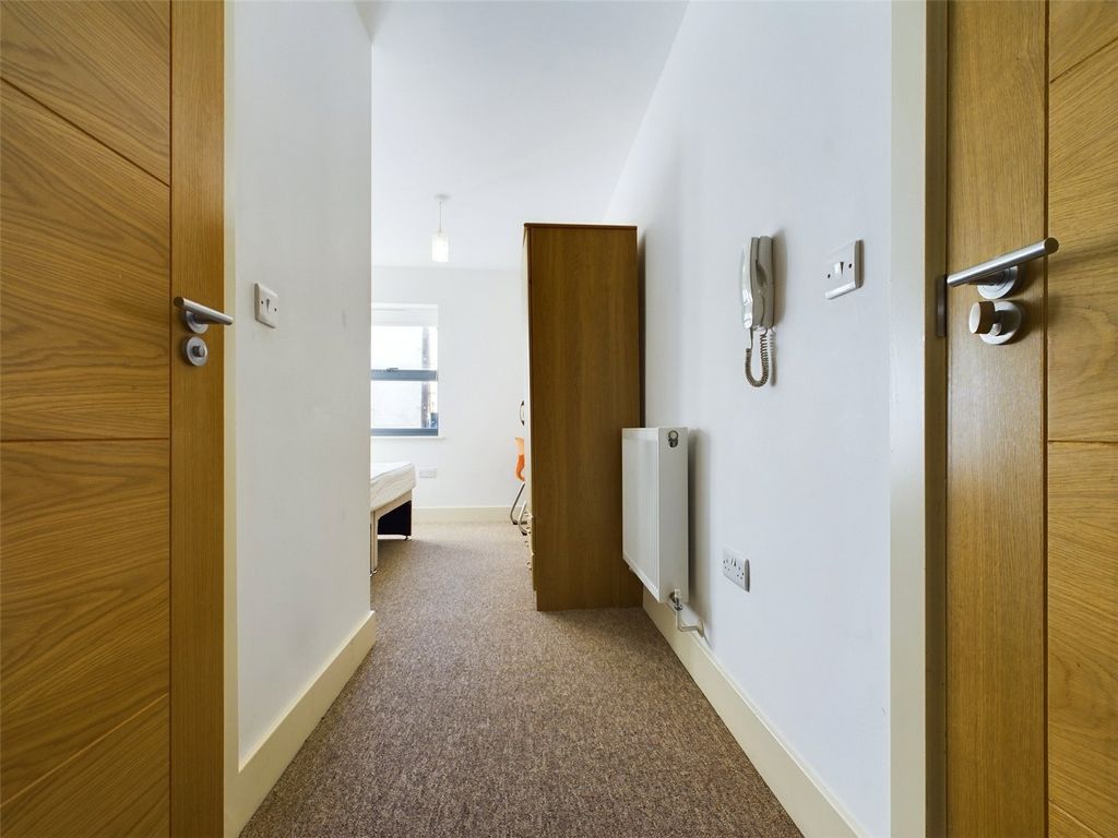 Property photo 2 of 8 Studio-Room-To-Rent