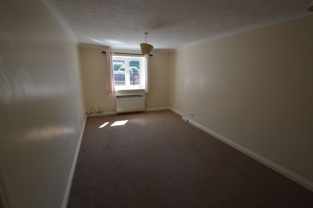 Property photo 3 of 6 Lounge Property To Let In Petersfield