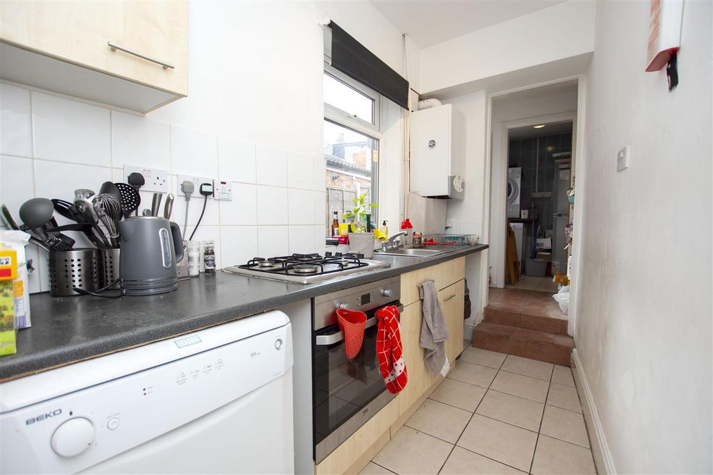 Property photo 3 of 10 Kitchen