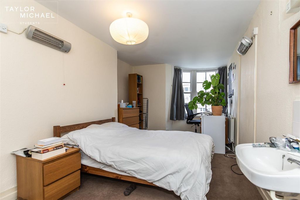 Property photo 1 of 6 Room