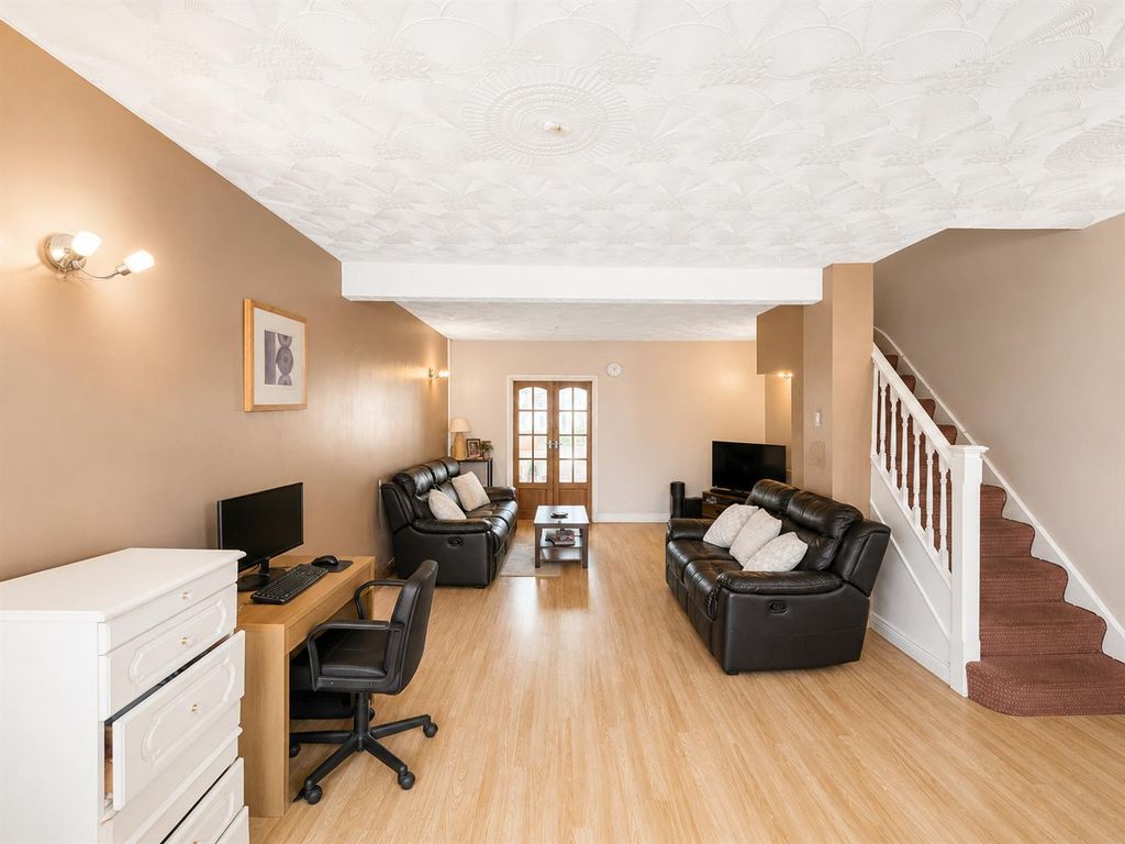 Property photo 2 of 11 Through Lounge