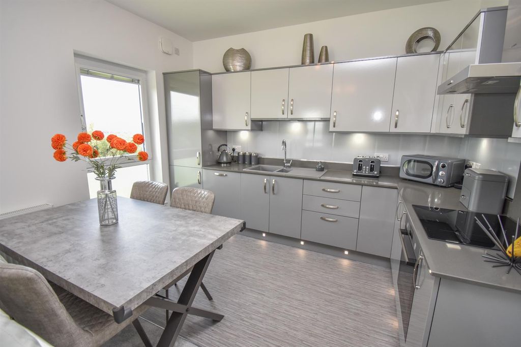 Property photo 2 of 15 Lounge Kitchen
