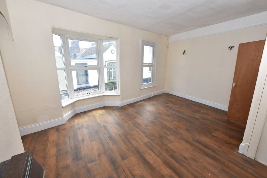 Property photo 3 of 17 Living Room