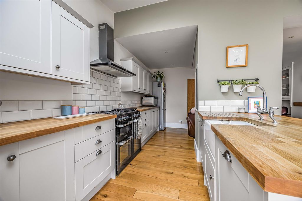 Property photo 3 of 24 9 Lakeside Avenue, Portsmouth-Small-Porticomarketi