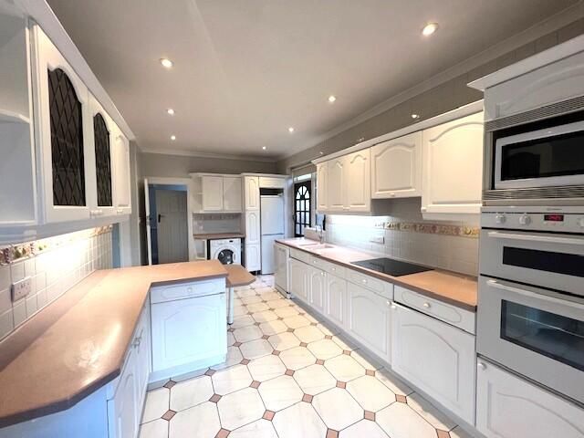 Property photo 3 of 17 Kitchen