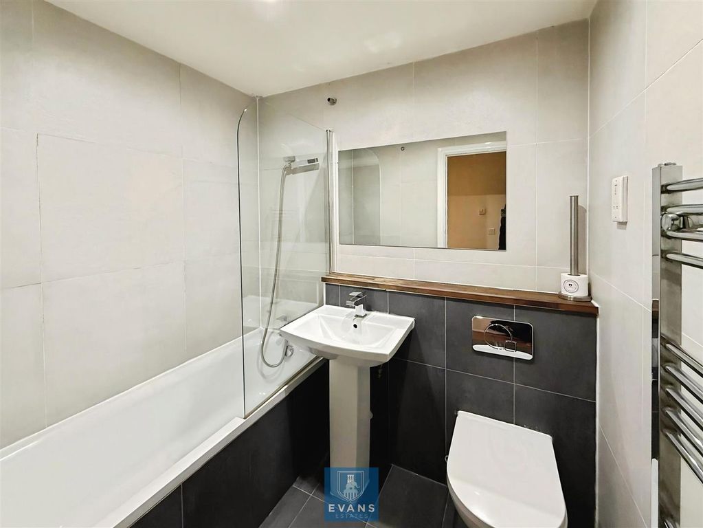 Property photo 2 of 9 Bathroom