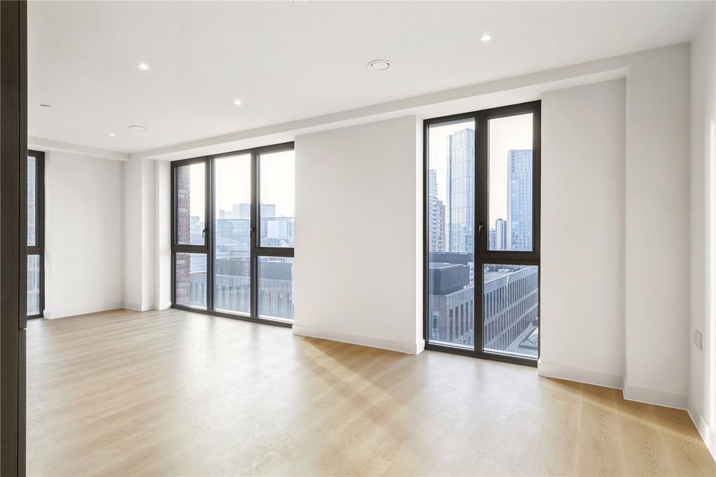 Property photo 2 of 18 Lounge