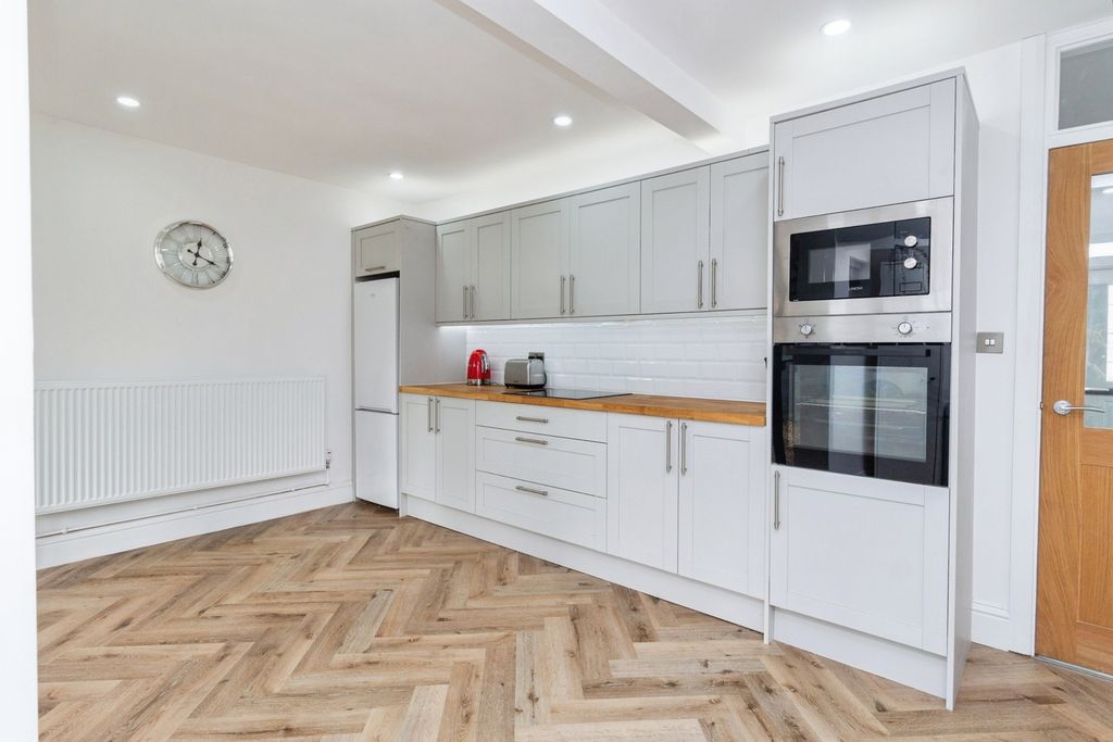 Property photo 3 of 18 Pbox-Img.Jpg