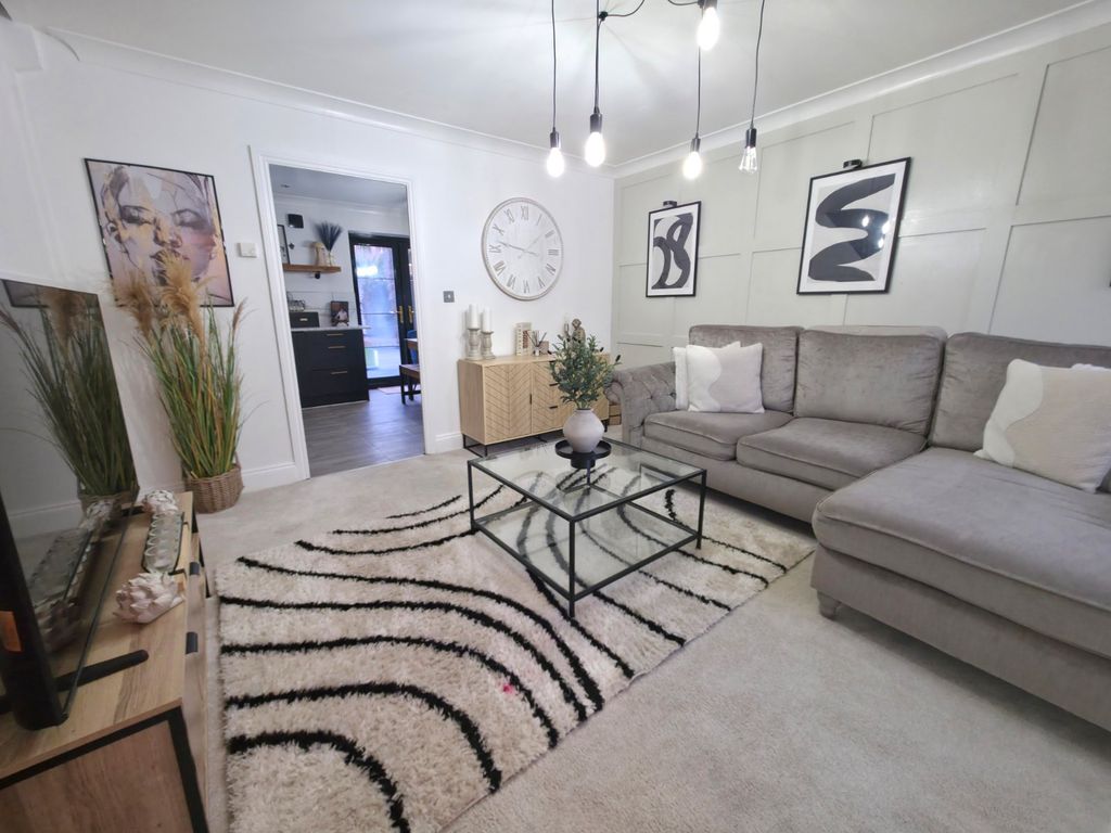 Property photo 2 of 20 Lounge