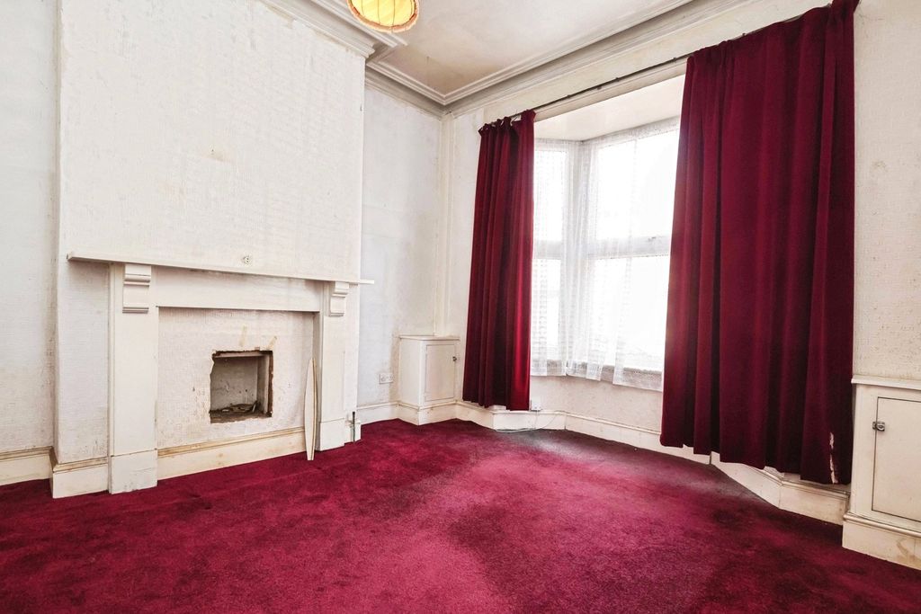 Property photo 2 of 17 Lounge